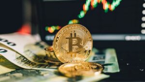 Giá Bitcoin phục hồi gần 112.000 USD nhờ lực mua từ “cá voi”