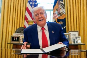 Trump nói rằng ông có thể cắt giảm thuế thu nhập 'hoàn toàn' thông qua doanh thu thuế quan